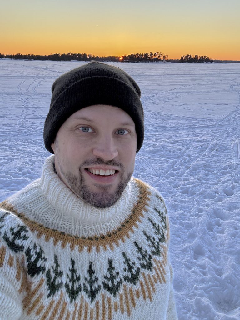 Kristian Helanen meren jäällä Kallahdenniemen edustalla. Juuri Kallahdenniemessä hän on kirjoittanut runojaan eniten.