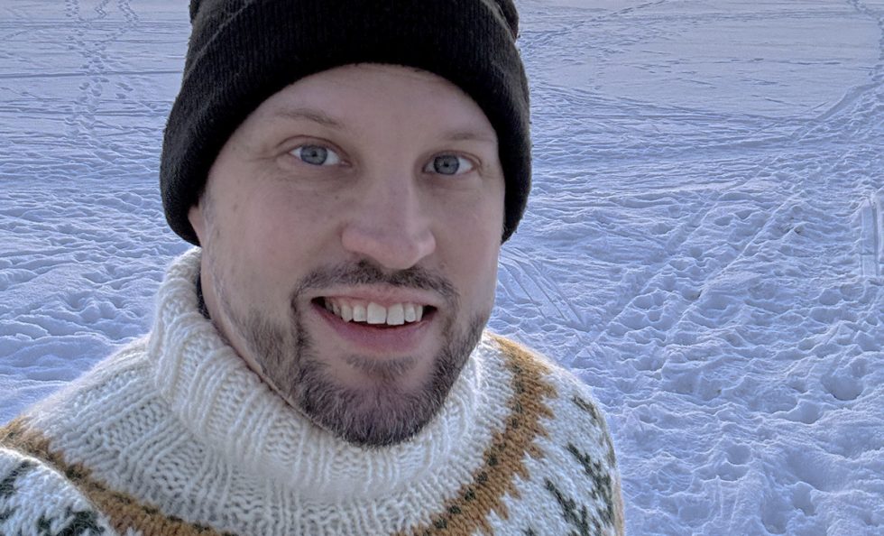 Kristian Helanen meren jäällä Kallahdenniemen edustalla. Juuri Kallahdenniemessä hän on kirjoittanut runojaan eniten.