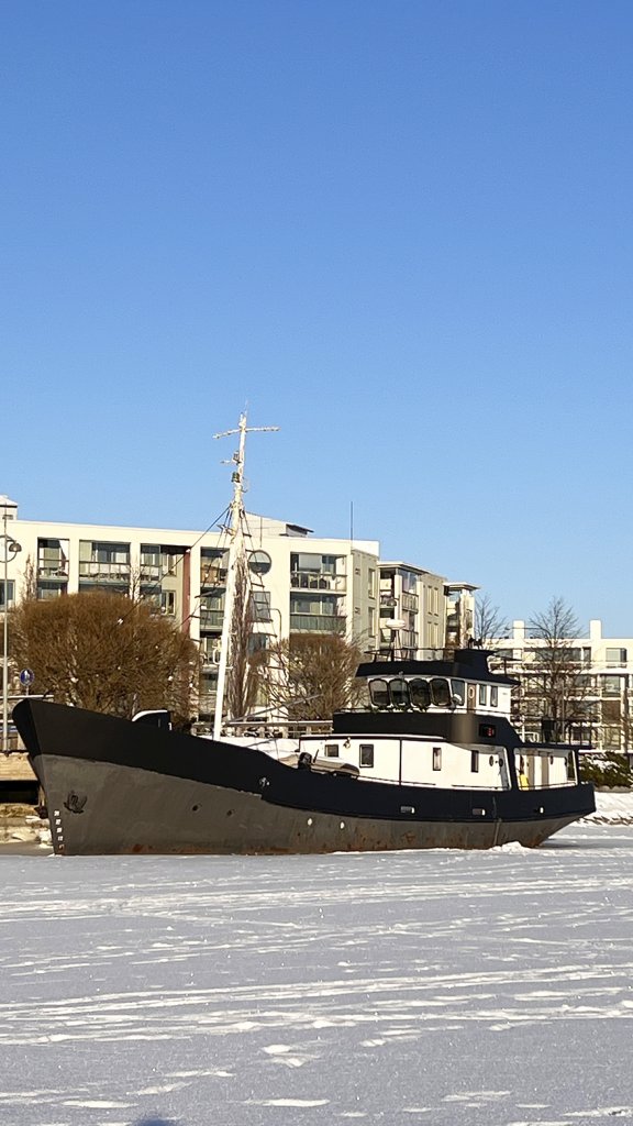 Kaunis pakkaspäivä Kallahden Hiekkajaalanrannassa.                   Kuva: Katja Karjalainen