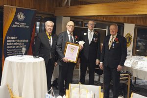 Vasemmalta alkaen Harri Ala-Kulju, Mauri Yli-Kyyny, Tuomo Holopainen ja Lions Club Helsinki / Vuosaaren presidentti Terho Kulmala.