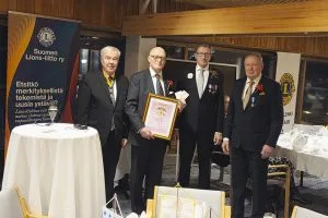 Vasemmalta alkaen Harri Ala-Kulju, Mauri Yli-Kyyny, Tuomo Holopainen ja Lions Club Helsinki / Vuosaaren presidentti Terho Kulmala.