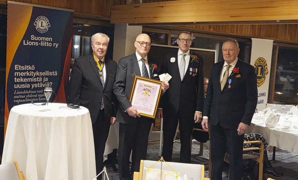 Vasemmalta alkaen Harri Ala-Kulju, Mauri Yli-Kyyny, Tuomo Holopainen ja Lions Club Helsinki / Vuosaaren presidentti Terho Kulmala.
