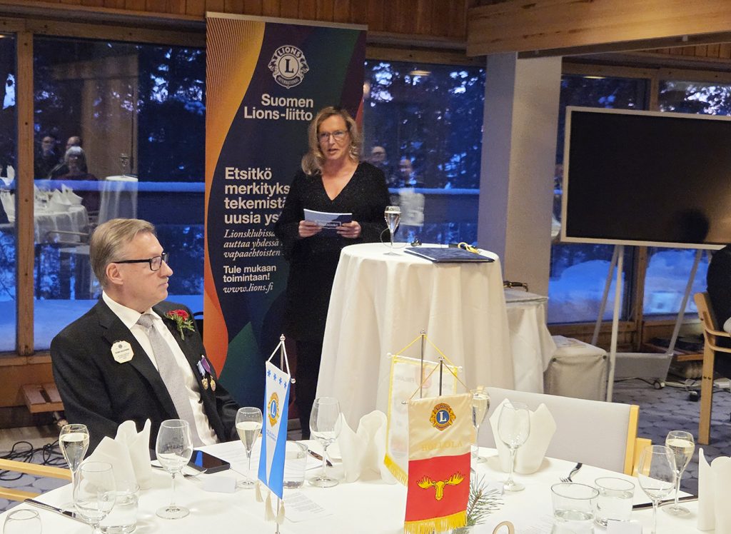 Sosiaali-, terveys- ja pelastusalan apulaispormestari Maarit Vierunen puhumassa. 