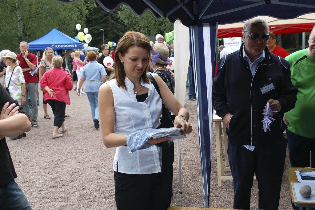 Pääministeri Mari Kiviniemi 21.8.2010 Vuosaaren Kesäjuhlilla Vuosaari-Seuran teltalla ostoksilla.