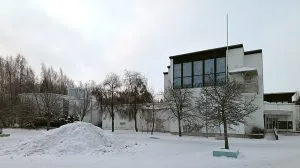 Meri-Rastilan monitoimitalo sijaitsee Meri-Rastilan torin laidalla. Kuva: Antti Honkanen