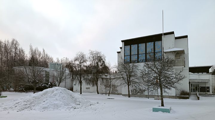 Meri-Rastilan monitoimitalo sijaitsee Meri-Rastilan torin laidalla. Kuva: Antti Honkanen