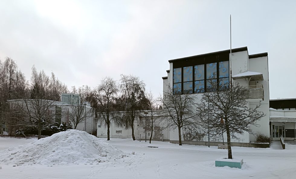 Meri-Rastilan monitoimitalo sijaitsee Meri-Rastilan torin laidalla. Kuva: Antti Honkanen