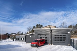 Pelastusasemalla on kalustohallipaikat pelastusyksikölle ja ensihoitoyksikölle Antti Salminen Helsingin kaupungin pelastuslaitos