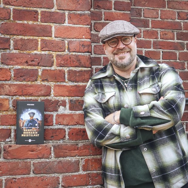 Petri Nurmelta on ilmestynyt kolme kirjaa Deadline Kustannuksen kustantamana: Vankilaromaani (vuonna 2022), Niin pitkälle kuin kongia riittää – Vankiladuunarin muistelmat (2023) ja Itsemurhakuningas (2024).