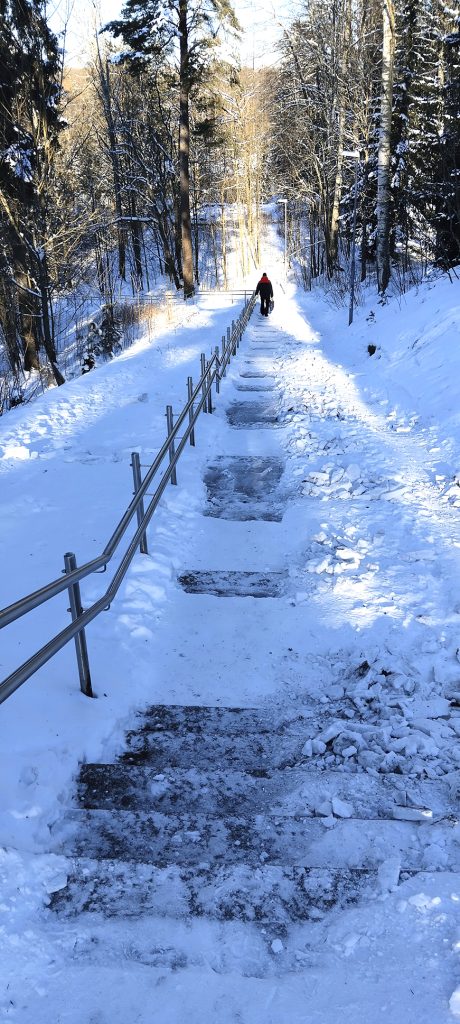 Joku oli käynyt tekemässä miehen työn ja puhdistanut lumet Purjetien ja Rantakiventien välisiltä portailta. Portaat olivatkin erittäin liukkaat ja vaaralliset. Kiitos.          Terveisin, Pasi Sirkiä