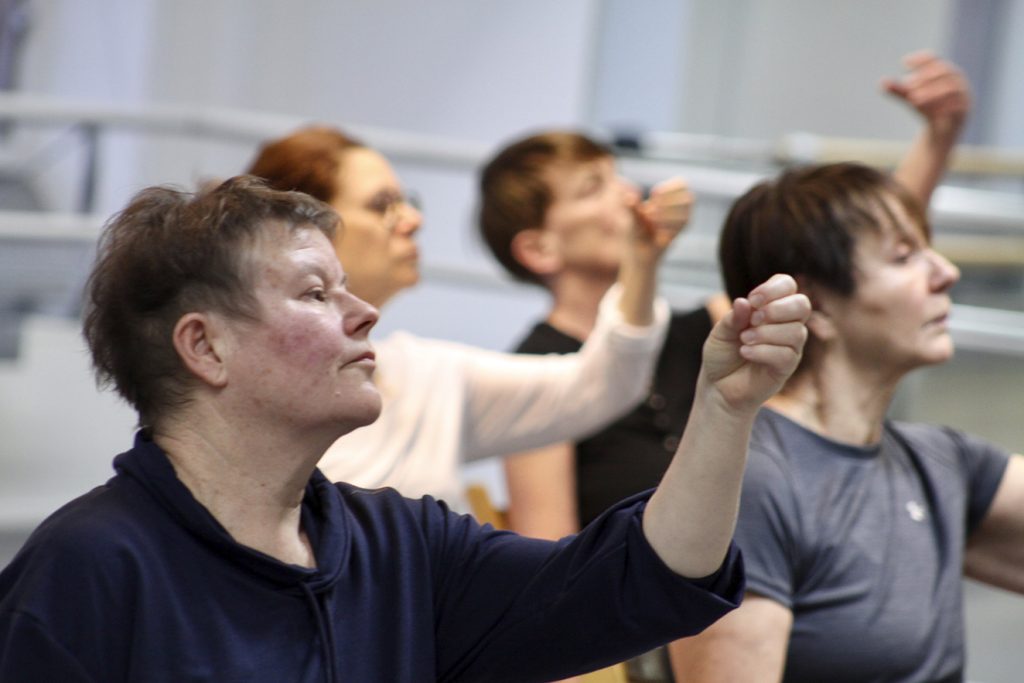 Teoksessa esiintyy 15 ikäihmistä ja kolme ammattitanssijaa. Kuva: Matilda Peltonen 