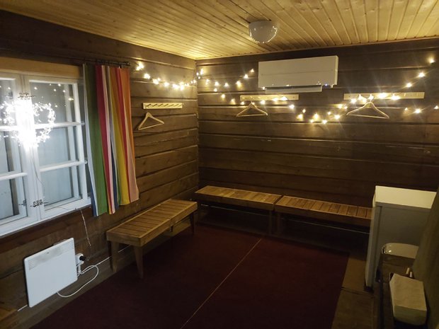 Sannan saunan idylliset pukuhuoneet vanhassa hirsirakennuksessa. Kuva: Lassi Jalonen
