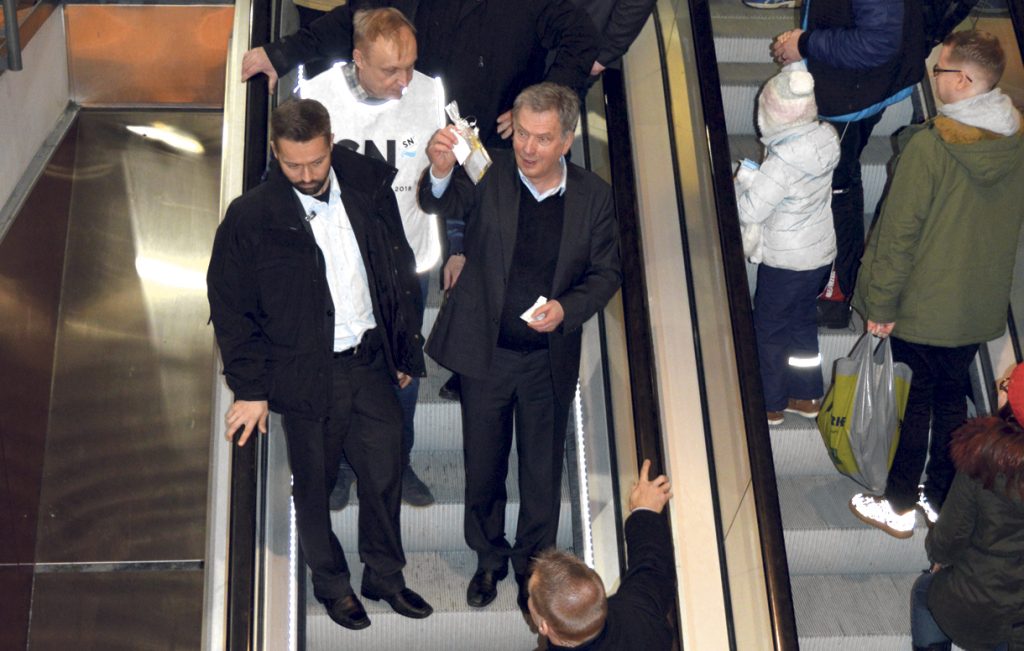 Presidentti Sauli Niinistö toisen kautensa vaalikampanjassaan Vuosaaressa ja Kauppakeskus Columbuksessa 27.1.2018. 