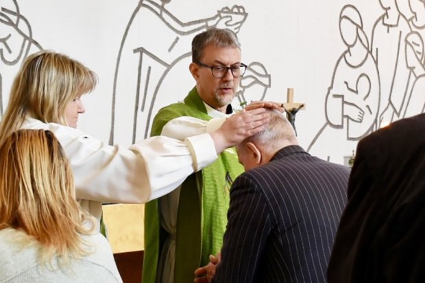 Vapaaehtoisia siunaamassa johtava diakonian viranhaltija Tuula Mäkinen ja kirkkoherra Jussi Mäkelä.