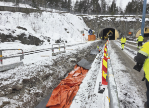 Tunnelityömaalla tehdään töitä kahdessa vuorossa.