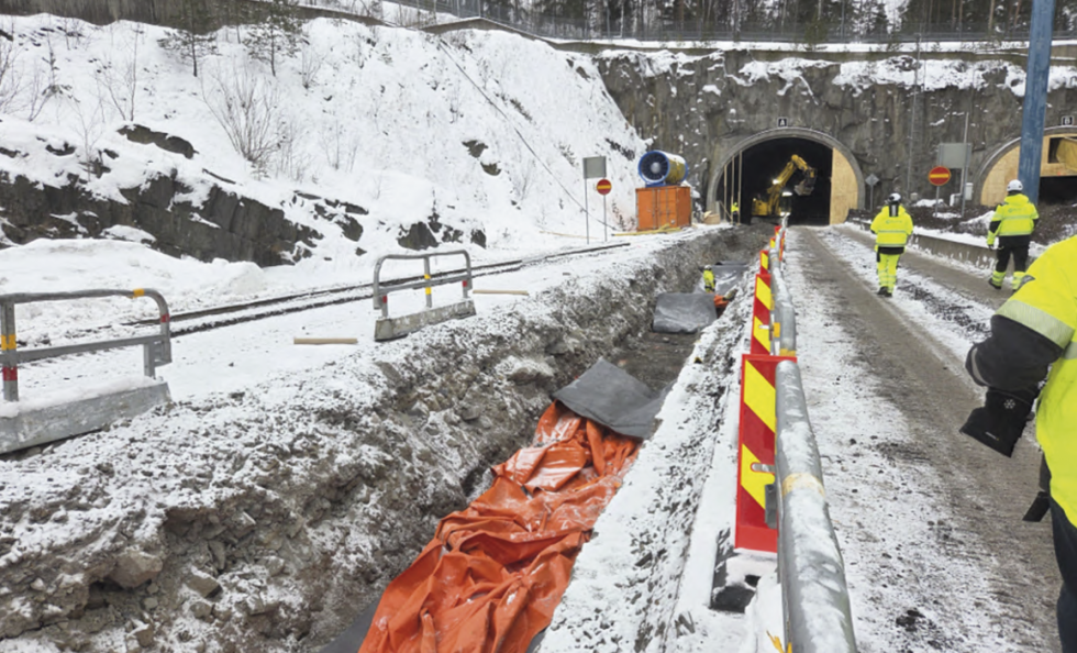 Tunnelityömaalla tehdään töitä kahdessa vuorossa.