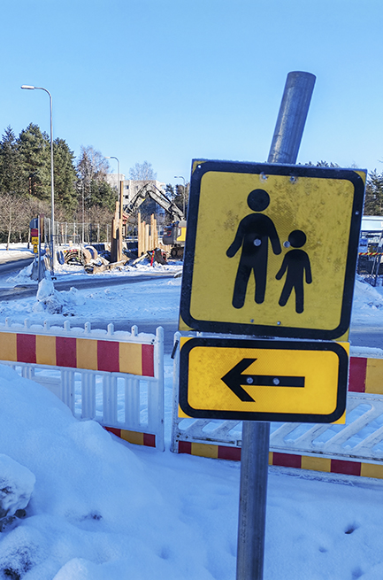 Hieman kauempana Vuosaarentien varrella on kyllä tällainen merkki, joka yrittää ohjata jalankulkijat tien toiselle puolelle.