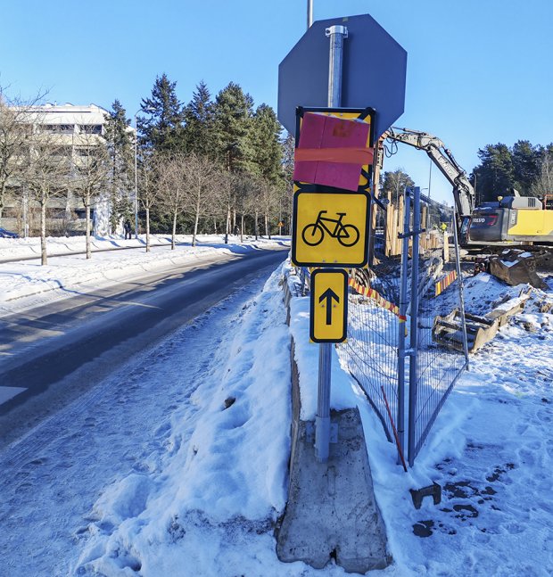 Rakennustyömaan kohdalla on edelleen pyöräkaistasta kertova merkki. Se olisi syytä poistaa.