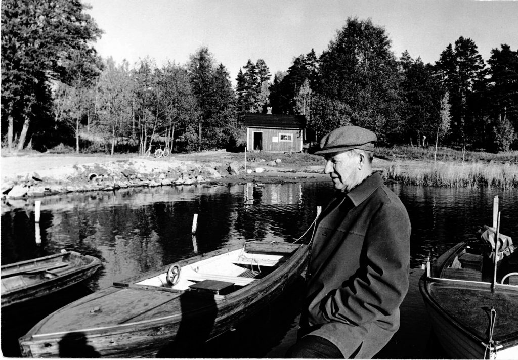 VUK:n veneranta Uutelan Mustalahdessa, nykyisessä Aurinkolahdessa, vuonna 1965. Veneiden edustalla seuran puheenjohtaja majuri Väinö Porri. Takana rakennus, jossa toimi myöhemmin kahvila Kampela ennen sen siirtymistä nykyiselle paikalleen hieman idemmäs. Kuvassa olevan rakennuksen kohdilta alkaa nyt Uutelan kanava.