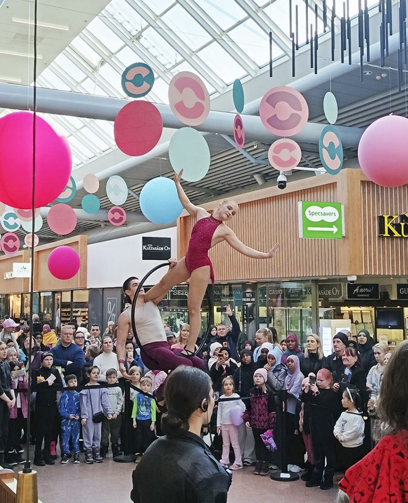 Lauantaina 7.3. Columbuksessa oli tekemistä koko perheelle, kun siellä oli Tohinaa koko perheelle -tapahtuma. Väkeä riitti! Keskusaukiolla nähtiin esimerkiksi kuvan Duo Baerin hieno akrobatiaesitys. ”Isi”
