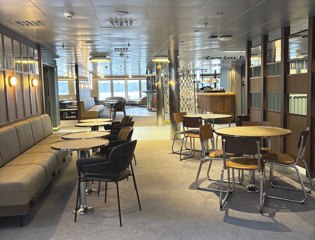 Hiljattain uudistetut asiakastilat kannella 7.