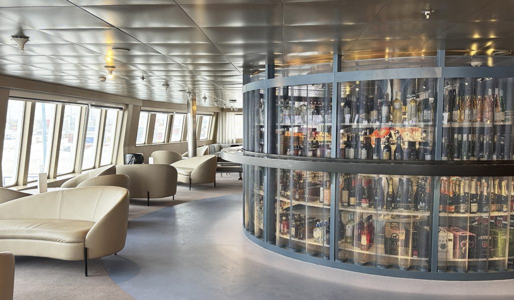 Uudistuneet asiakastilat ja uusi myymälä.