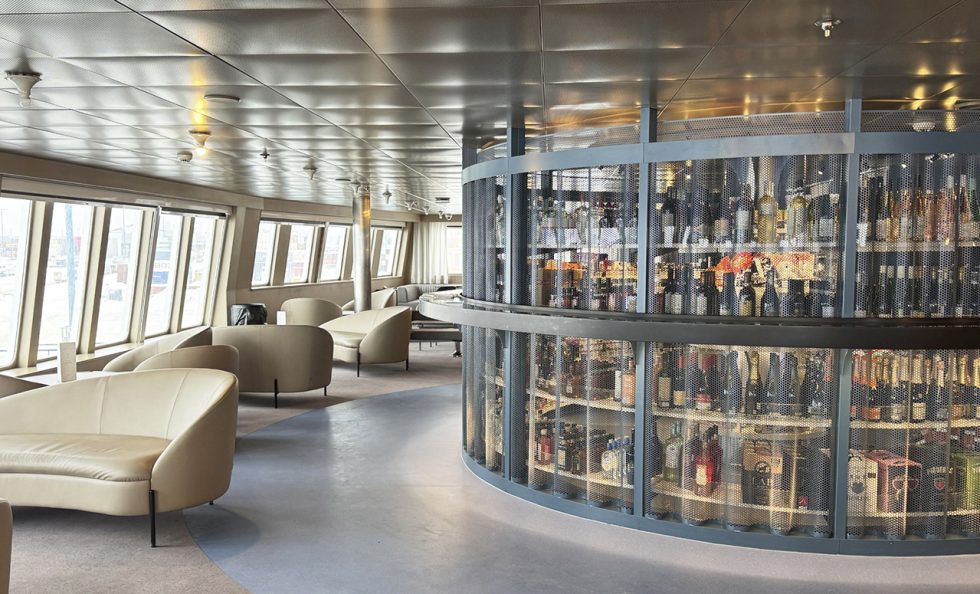 Uudistuneet asiakastilat ja uusi myymälä.