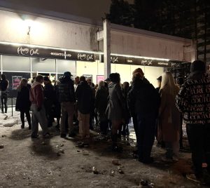 25 vuotta Pohjoisella ostarilla palvellut ravintola Hang Out 10 eli ”Hänkkä”, ”Hänkkäri” tai ”Kymppi” laittoi ovensa lopullisesti kiinni 1.3.2026. Jäähyväisyönä jonotimme 35 minuuttia sisälle, mutta oli se sen arvoista. Tupa oli täynnä ihmisiä haikein mutta iloisin mielin. Bailut oli käynnissä kuin Hänkässä vuonna 2006, kun silloin Vuosaaressa asunut Lordi voitti Euroviisut. T. Laiska kissa