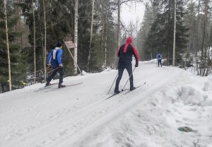 Mustavuoren ladut ovat edelleen loistavassa kunnossa ja hiihtäjien ahkerassa käytössä. Eiköhän laduilla hiihdetä helposti pääsiäisen yli, tuskin sentään vappuun saakka, kuten joskus? Käykää nauttimassa, kun vielä voitte! ”Karpaasi Vuosaarentieltä”