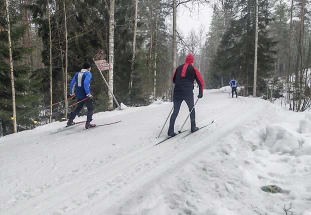 Mustavuoren ladut ovat edelleen loistavassa kunnossa ja hiihtäjien ahkerassa käytössä. Eiköhän laduilla hiihdetä helposti pääsiäisen yli, tuskin sentään vappuun saakka, kuten joskus? Käykää nauttimassa, kun vielä voitte!          ”Karpaasi Vuosaarentieltä”
