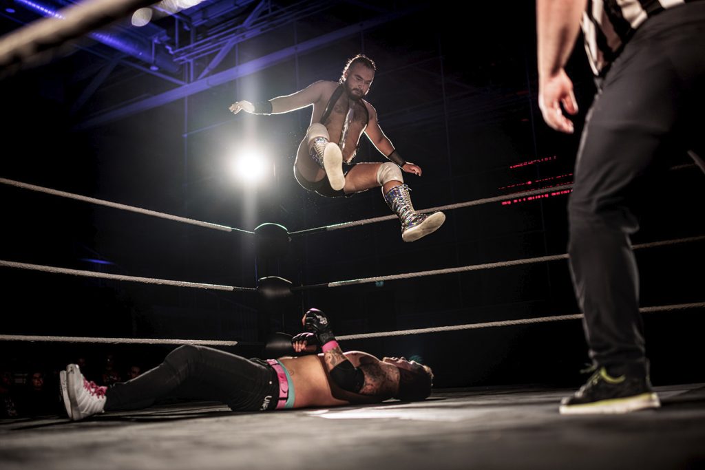 Vaikka käsikirjoitustiimi päättää otteluiden lopputulokset, tarvitaan showpainissa voimaa ja kuntoa.