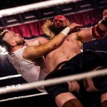 Showpainimestari Kari Lintunen huumaantuu yleisön edessä painimisesta