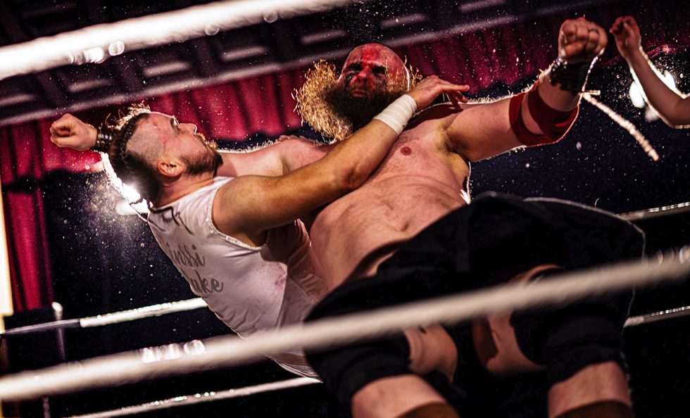 Showpaini on urheiluviihteen muoto, joka yhdistää tarinankerronnan ja kamppailun.