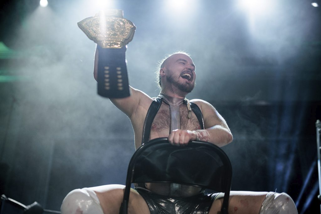 Prinssi Make eli Kari Lintunen mestaruusvyön kanssa kehässä tammikuussa 2026.