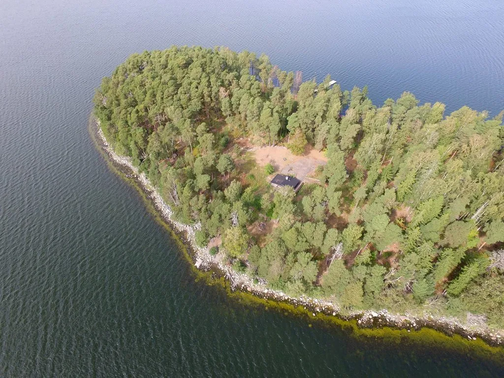 Malkasaari sijaitsee Itä-Helsingissä, Kallahdenniemen länsipuolella ja Meri-Rastilan eteläpuolella, lyhyehkön ja suojaisan melonta- tai soutuvenematkan päässä Vuosaaresta.              Kuva: 110th Street Productions / Helsingin kaupunki
