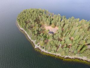 Malkasaari sijaitsee Itä-Helsingissä, Kallahdenniemen länsipuolella ja Meri-Rastilan eteläpuolella, lyhyehkön ja suojaisan melonta- tai soutuvenematkan päässä Vuosaaresta. Kuva: 110th Street Productions / Helsingin kaupunki