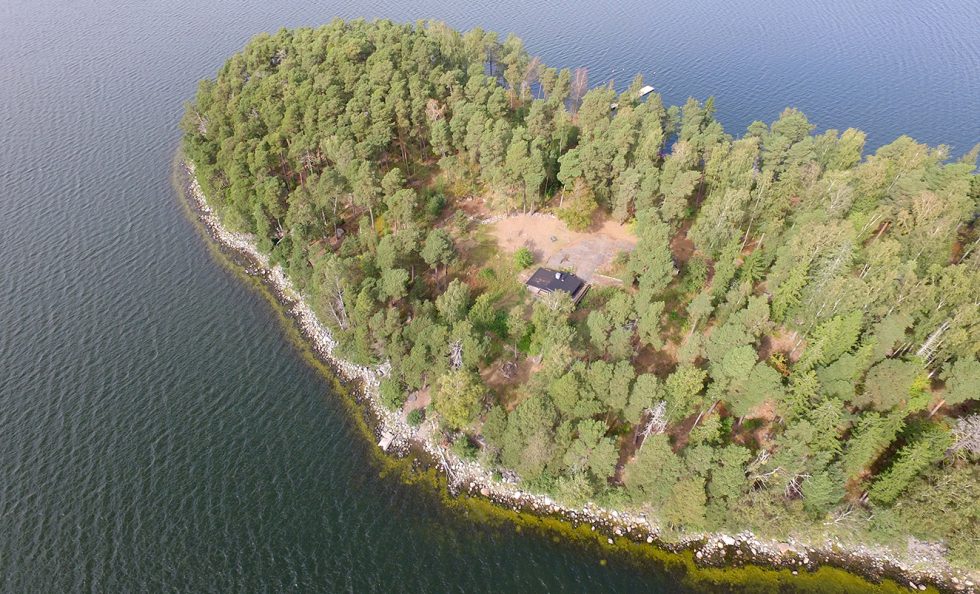 Malkasaari sijaitsee Itä-Helsingissä, Kallahdenniemen länsipuolella ja Meri-Rastilan eteläpuolella, lyhyehkön ja suojaisan melonta- tai soutuvenematkan päässä Vuosaaresta. Kuva: 110th Street Productions / Helsingin kaupunki