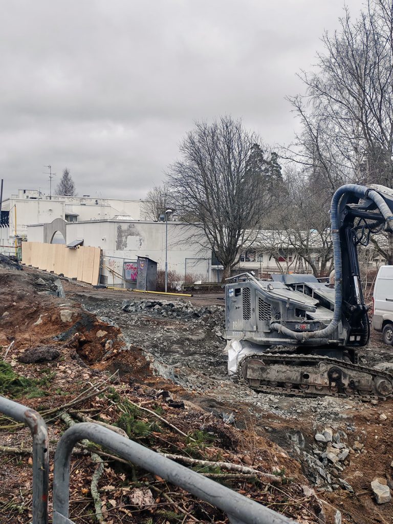 Monitoimitalon rakentamista ennakoivia esitöitä tehdään jo Jaluspolulla ja Haruspuiston reunassa.