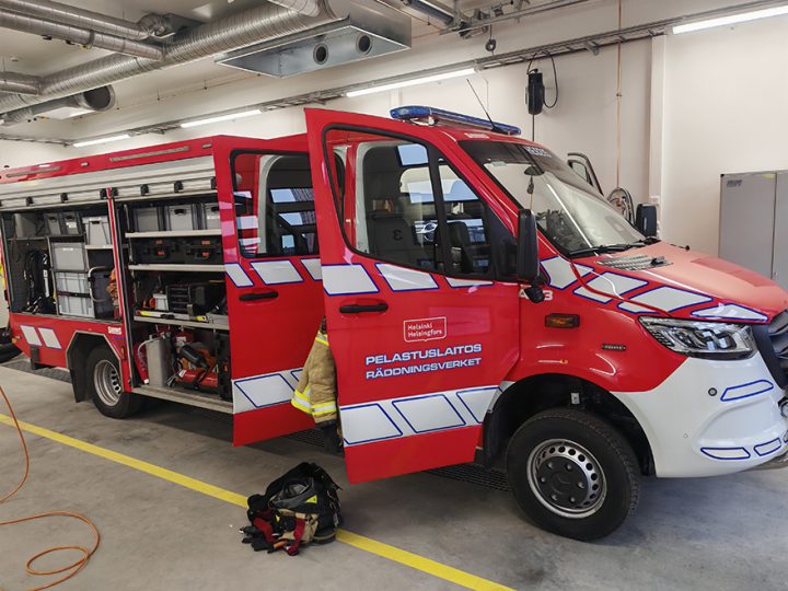 Tällaisen täysin varustellun kärkiyksikön uuden sukupolven Mersu-paloauton hinta on noin 350 000 euroa.