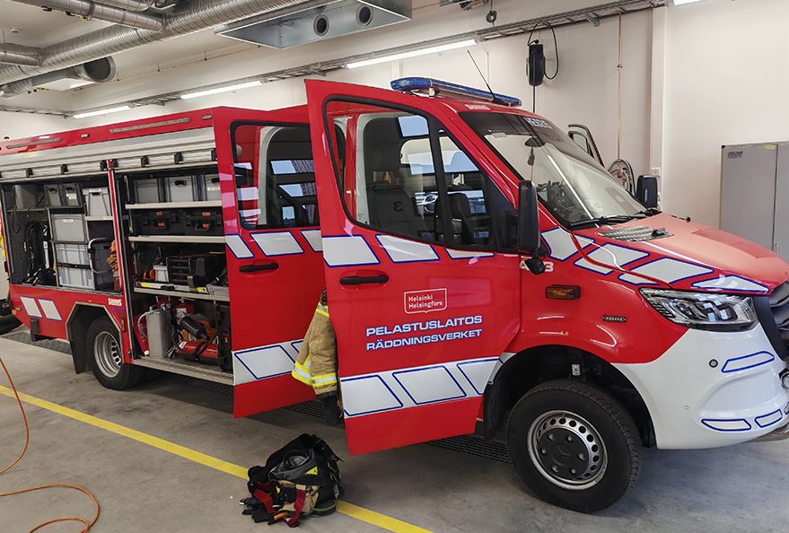 Tällaisen täysin varustellun kärkiyksikön uuden sukupolven Mersu-paloauton hinta on noin 350 000 euroa.