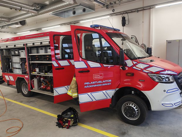 Tällaisen täysin varustellun kärkiyksikön uuden sukupolven Mersu-paloauton hinta on noin 350 000 euroa.