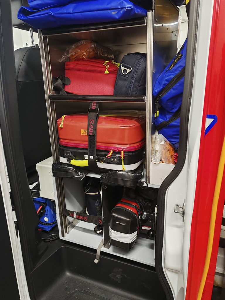 Kärkiyksikön varusteisiin kuuluu muun muassa täydellinen ensiapuvälineistö sydäniskureineen ja pintapelastusvälineistöineen.