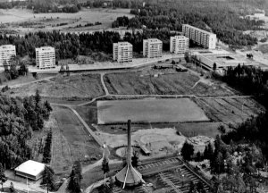 Kuvassa oleva matala rakennus oikealla oli Vuosaaren Eteläinen ostoskeskus osoitteessa Vuosaarentie 8. Se valmistui 1967 suunnittelijoinaan arkkitehdit Viljo Revell ja Heikki Castrén. Ostari purettiin vuonna 2003, ja sen paikalla on nyt Cecilian palvelutalo. Ostari ja kuvan korkeat rakennukset Punakiventiellä kuuluivat Revellin suunnittelemaan kokonaisuuteen. Tuleva Revellinpuisto sijaitsee kerrostalojen takana olevassa metsikössä. Kuva: Vuosaari-lehden arkisto