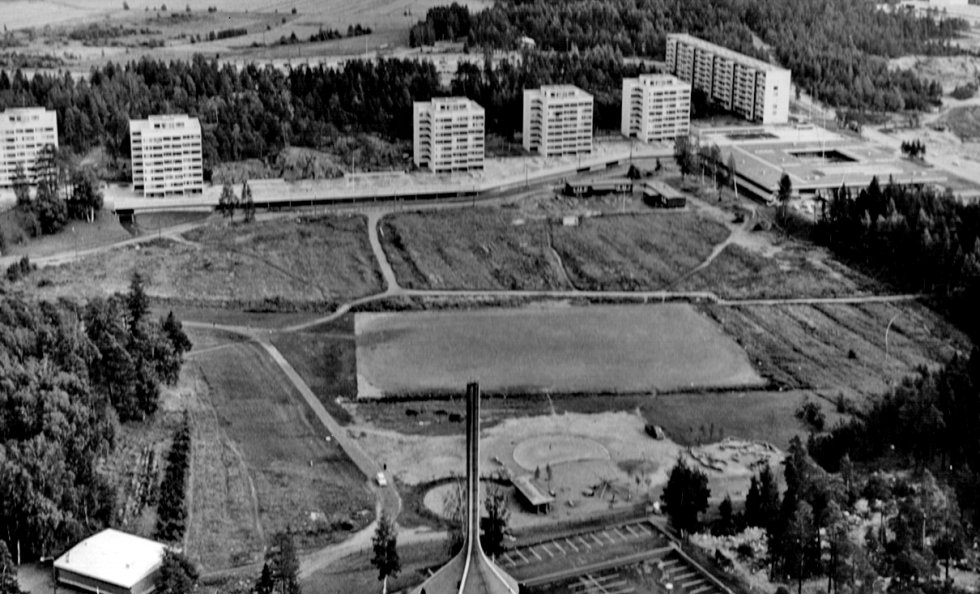 Kuvassa oleva matala rakennus oikealla oli Vuosaaren Eteläinen ostoskeskus osoitteessa Vuosaarentie 8. Se valmistui 1967 suunnittelijoinaan arkkitehdit Viljo Revell ja Heikki Castrén. Ostari purettiin vuonna 2003, ja sen paikalla on nyt Cecilian palvelutalo. Ostari ja kuvan korkeat rakennukset Punakiventiellä kuuluivat Revellin suunnittelemaan kokonaisuuteen. Tuleva Revellinpuisto sijaitsee kerrostalojen takana olevassa metsikössä. Kuva: Vuosaari-lehden arkisto