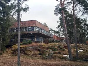 Hotel Rantapuisto sijaitsee Vuosaaren Ramsinniemessä.