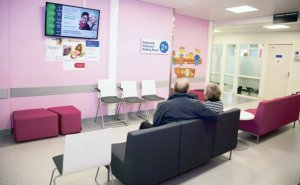 Vuosaaren terveysasema sijaitsee Kahvikuja 3:ssa. Arkistokuvassa terveysaseman 2. kerroksen odotustila.