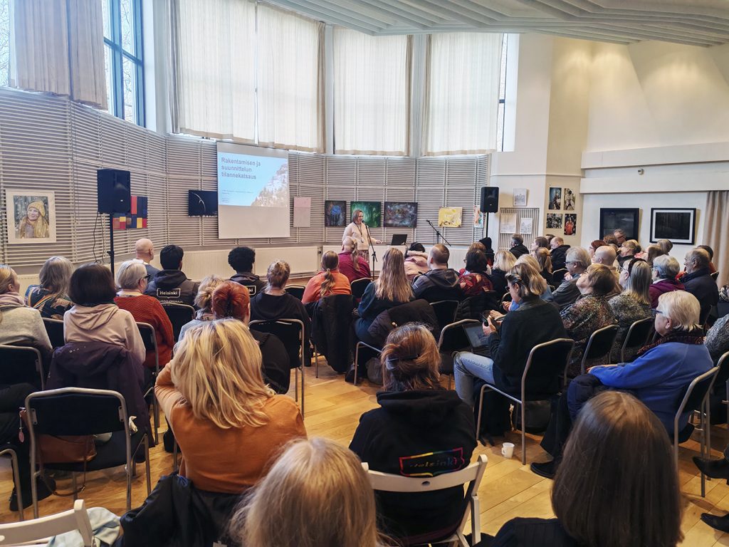 Asukastilaisuus veti vielä tällä hetkellä kulttuurikäytössä olevan entisen kappelin täyteen kuulijoita.