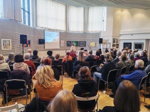 Asukastilaisuus veti vielä tällä hetkellä kulttuurikäytössä olevan entisen kappelin täyteen kuulijoita.