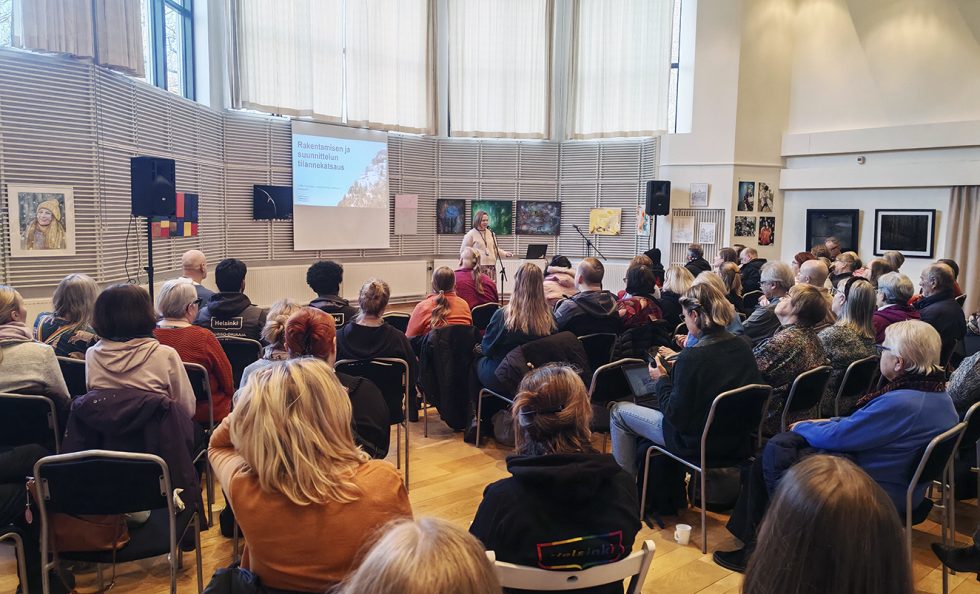 Asukastilaisuus veti vielä tällä hetkellä kulttuurikäytössä olevan entisen kappelin täyteen kuulijoita.