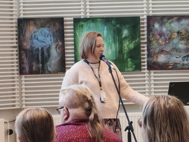 Aluerakentamisen projektinjohtaja Lotta Suominen Helsingin kaupungilta esitteli rakentamissuunnitelmia.